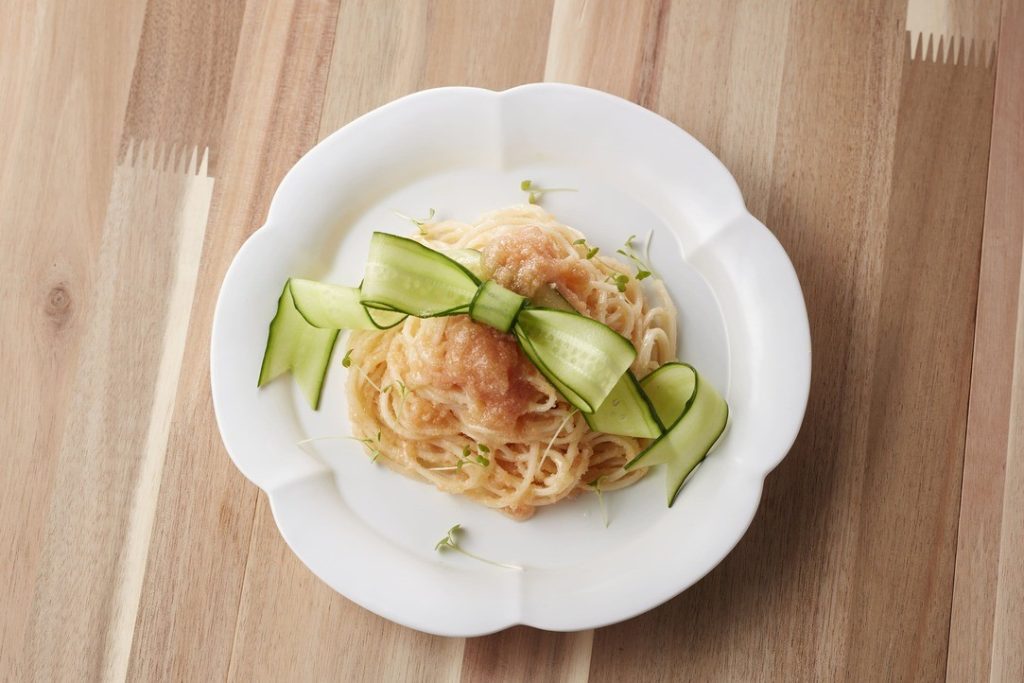 キュウリを添えた明太子麺