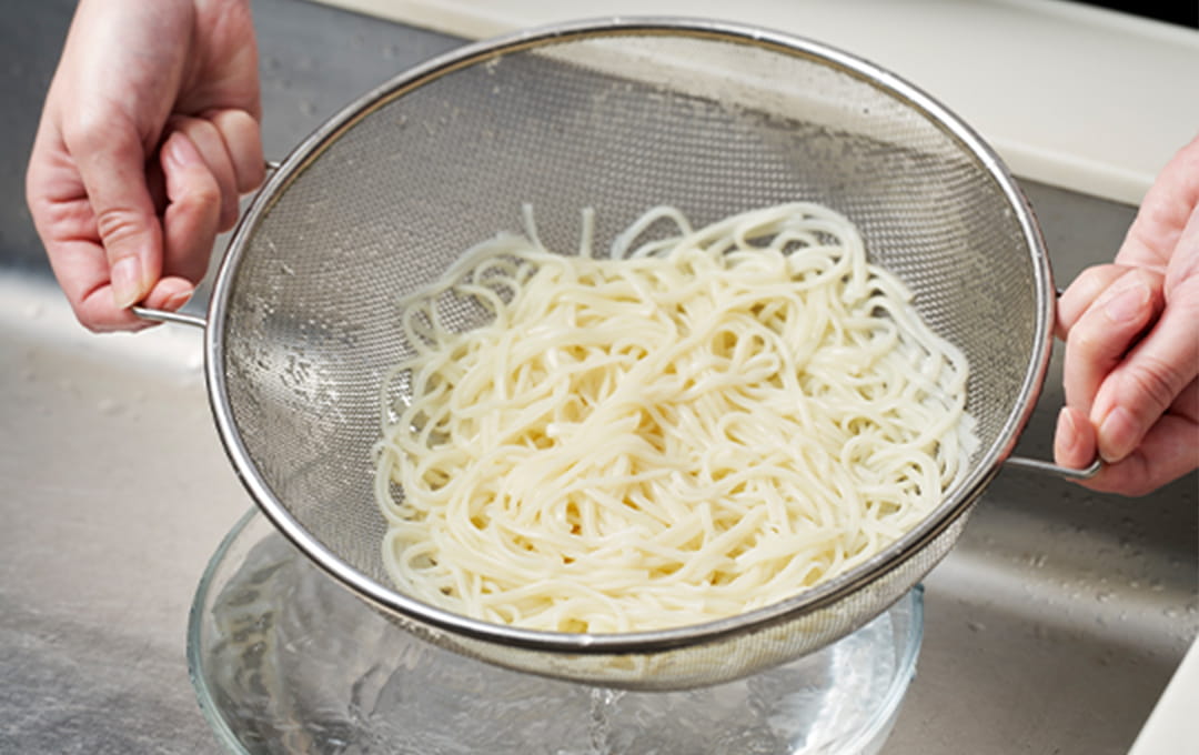 そうめんの湯切り