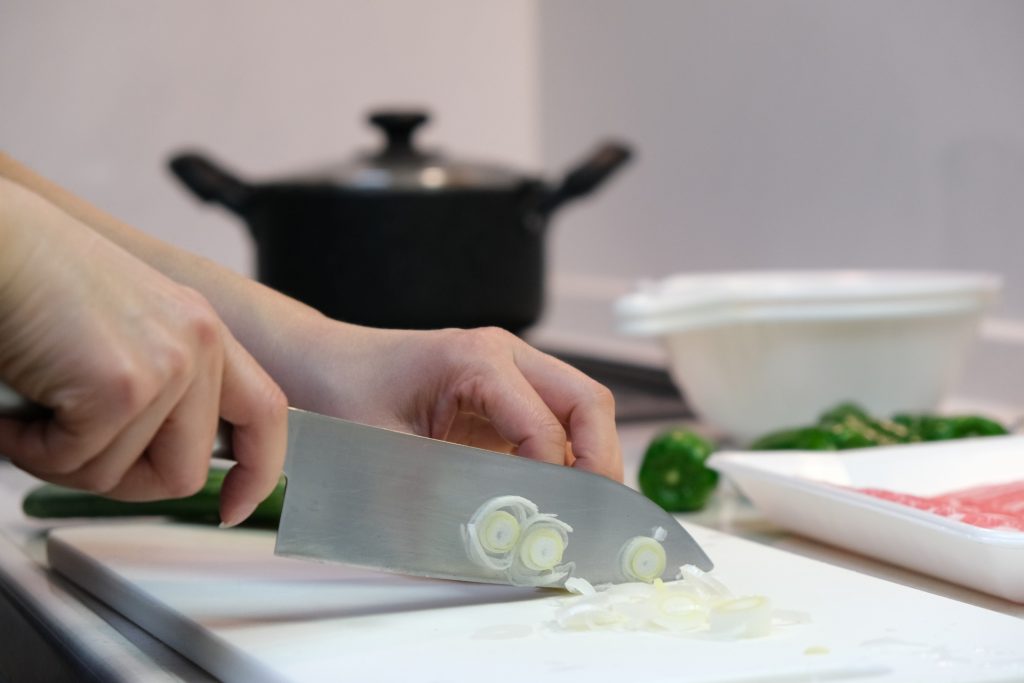 夜食を準備する様子