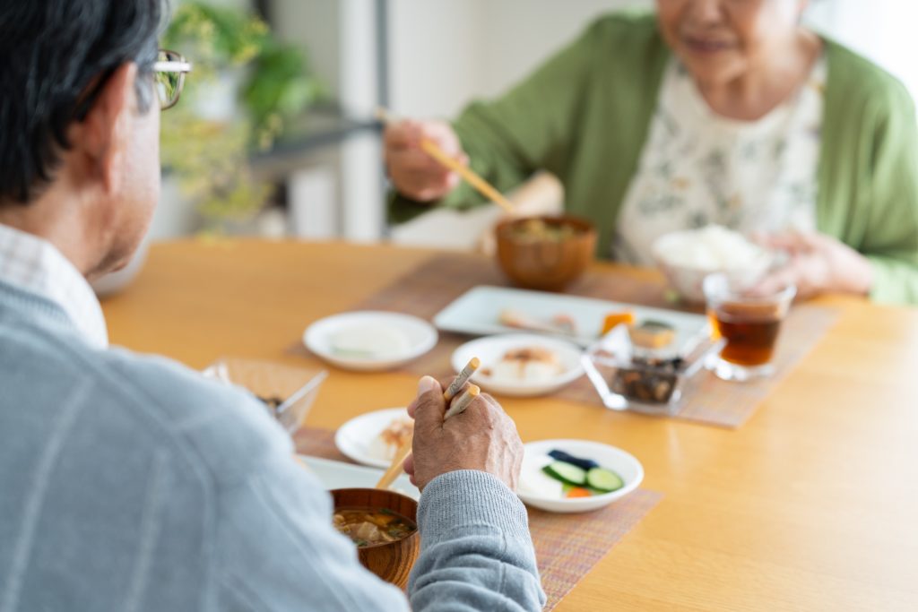 昼食をいただく夫婦
