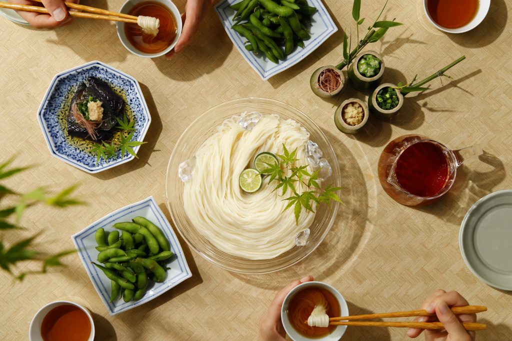 そうめんを囲む食卓