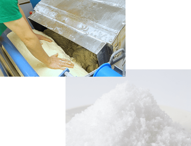 「伯方の塩®」と並塩を使った塩水でこねる様子